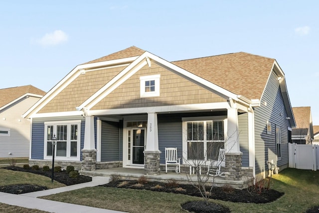 craftsman-style house featuring a porch and a front lawn