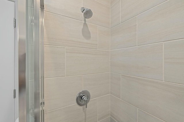 room details featuring a tile shower