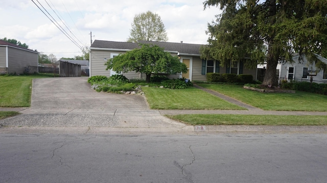 view of front of house featuring a front lawn