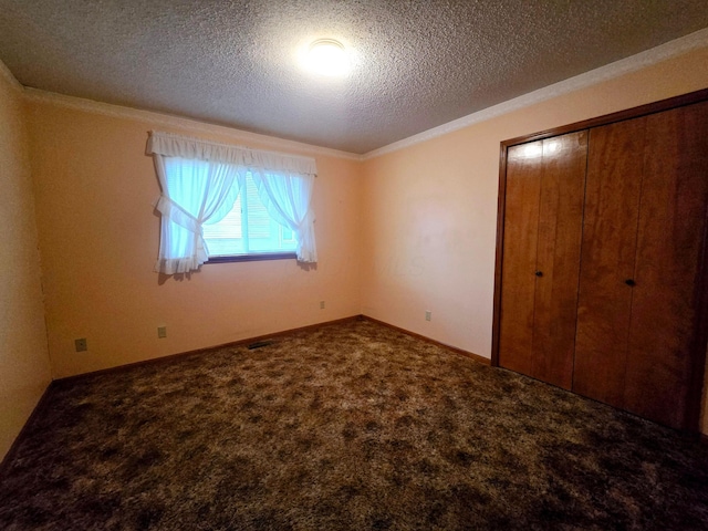 unfurnished bedroom featuring a closet, carpet, and a textured ceiling