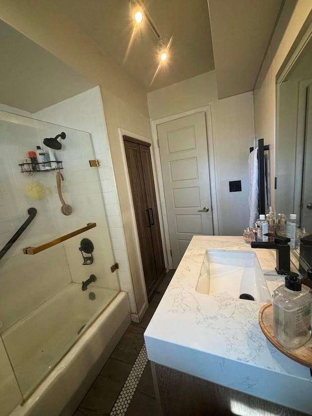 bathroom with vanity and tiled shower / bath