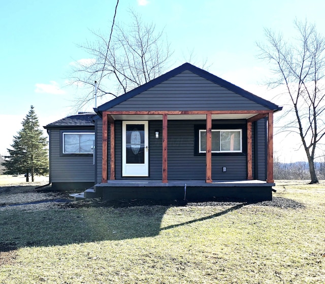 view of front facade with covered porch and a front lawn