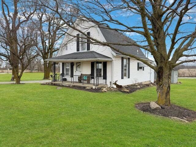 view of front facade featuring a porch and a front yard