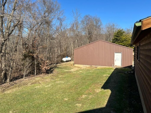 view of yard with an outdoor structure