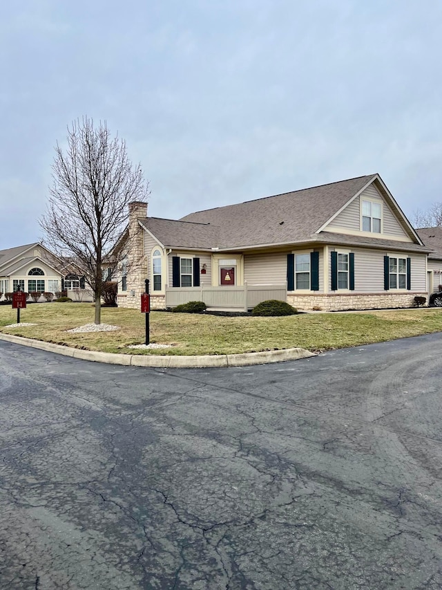 single story home featuring a front lawn