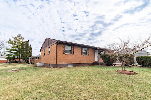 view of front of property featuring cooling unit and a front yard