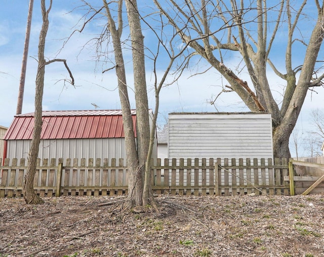 view of yard with an outdoor structure