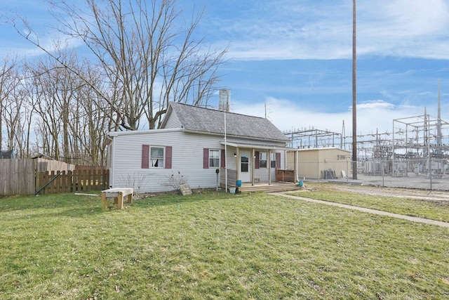 view of front of home featuring a front lawn