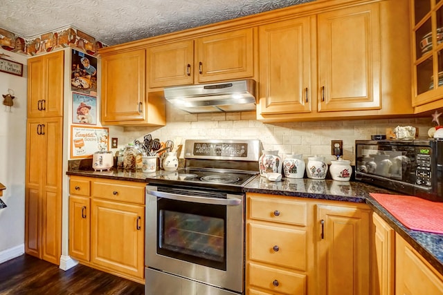 kitchen featuring stainless steel electric range oven, dark wood-type flooring, backsplash, and a textured ceiling