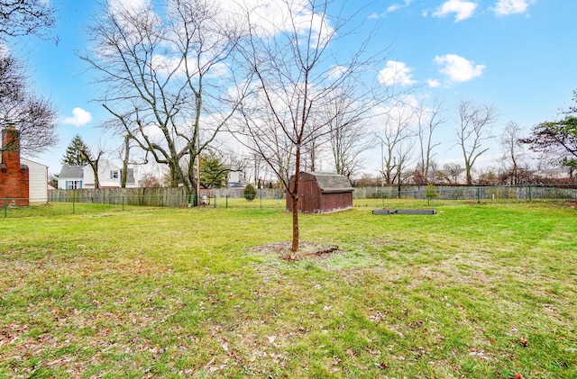 view of yard with a storage shed