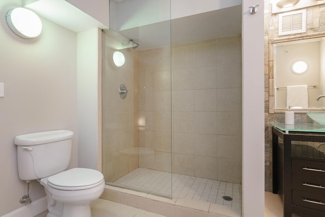 bathroom with tiled shower, toilet, and sink