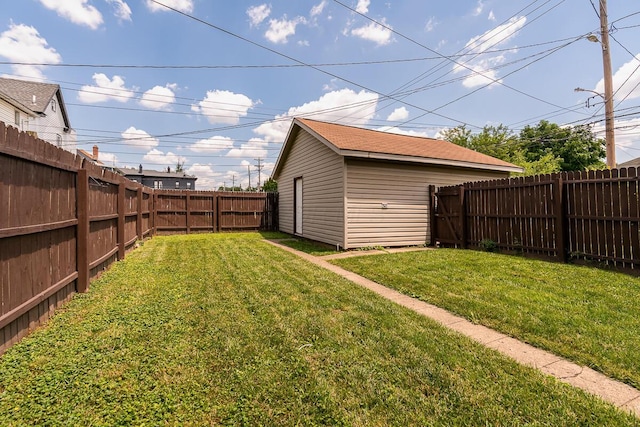 view of yard with an outbuilding