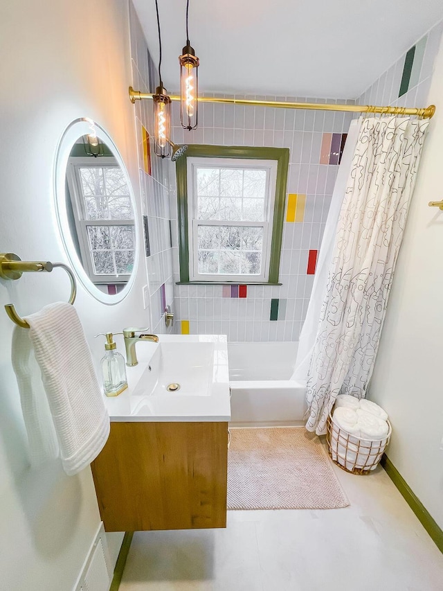 bathroom featuring an inviting chandelier, shower / tub combo with curtain, vanity, and plenty of natural light