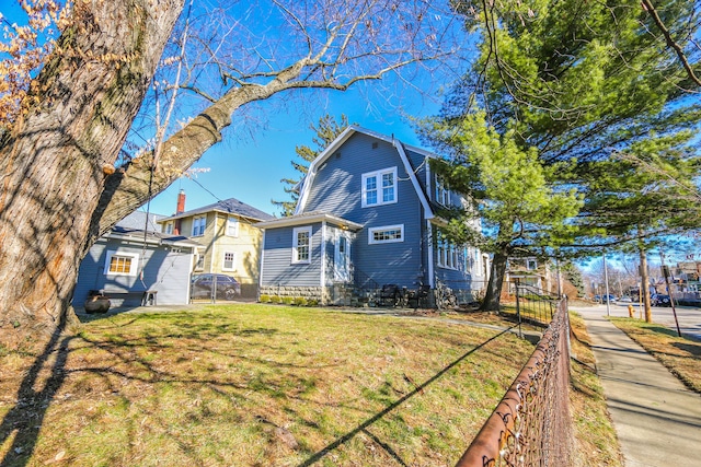 view of front of property featuring a front lawn