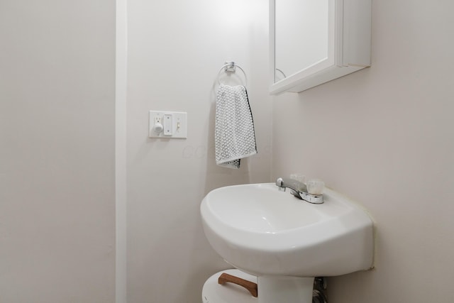 bathroom featuring sink