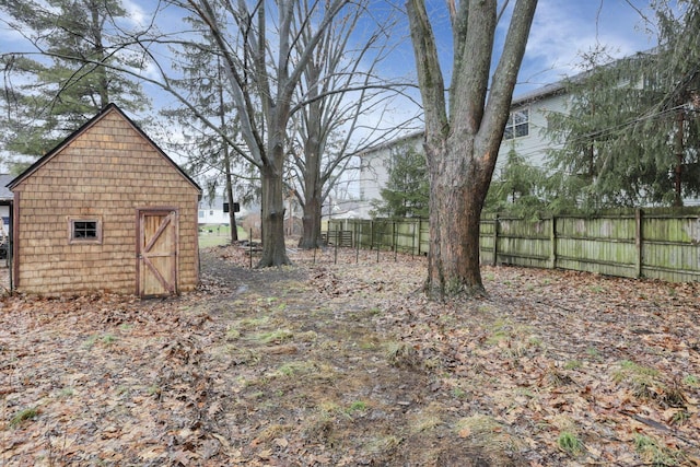 view of yard featuring a storage unit