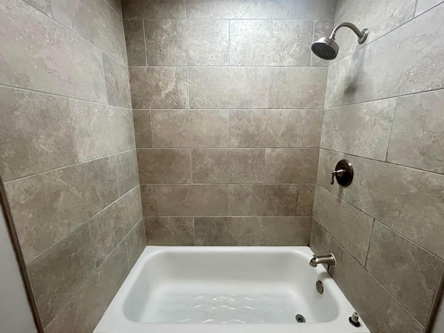 bathroom featuring tiled shower / bath