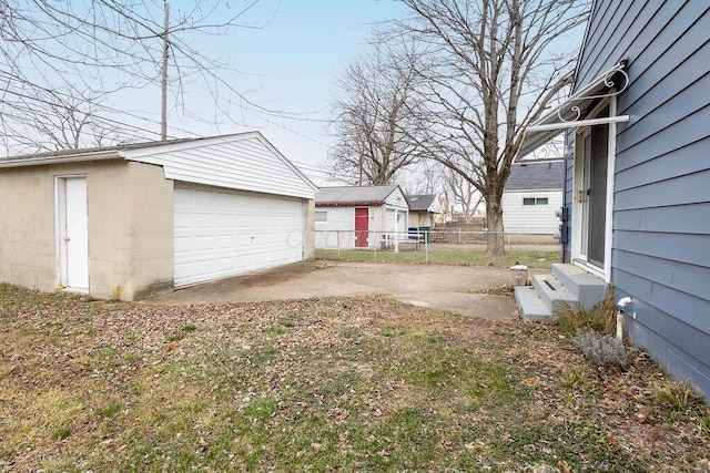 view of yard featuring a garage and an outdoor structure