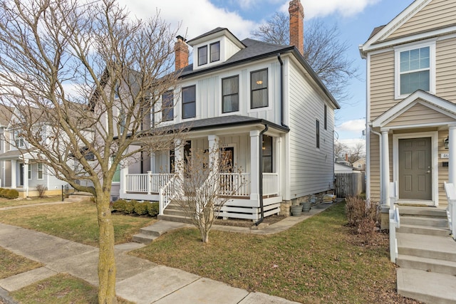 view of front of property featuring a front yard and a porch