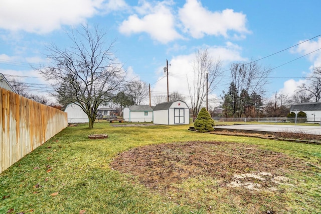 view of yard featuring a shed