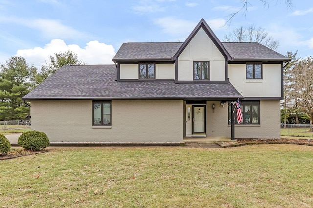 view of front of property featuring a front lawn