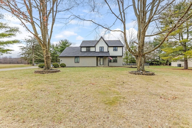 view of front of home featuring a front lawn