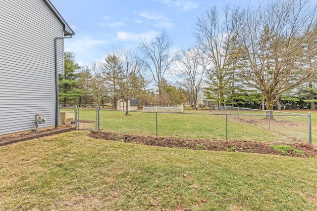 view of yard featuring a shed