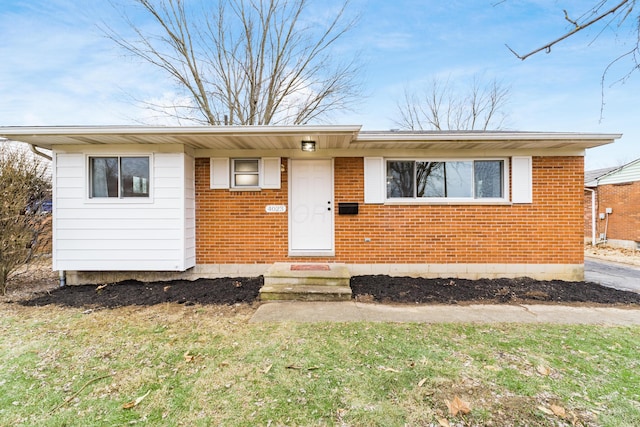 view of front facade featuring a front lawn