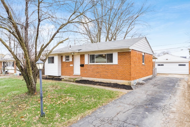 view of front facade featuring a garage, an outdoor structure, and a front yard