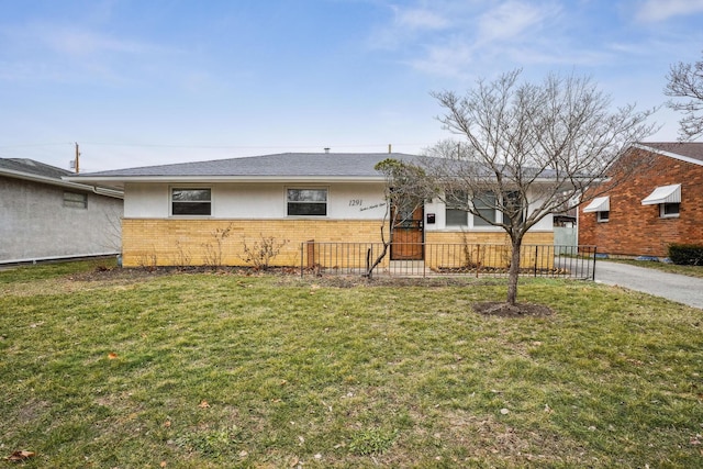 single story home with a front lawn