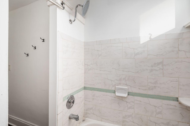 bathroom featuring tiled shower / bath