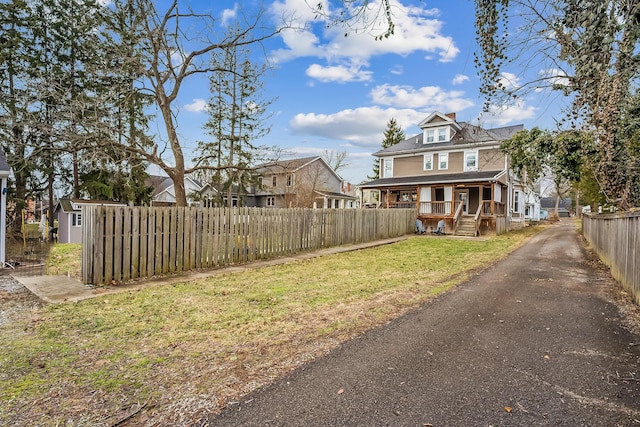 view of front facade featuring a porch and a front yard