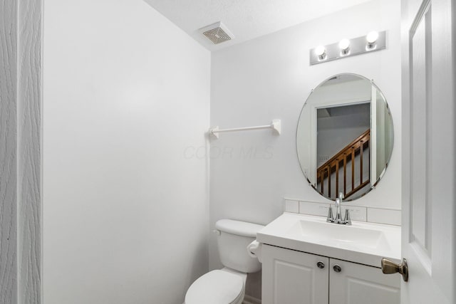 7083 Gallant Fox Dr Unit 4, New Albany, OH 43054 - half bathroom featuring toilet and vanity