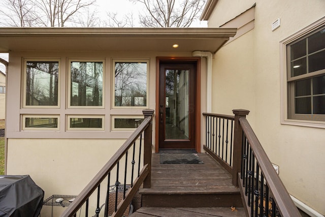 entrance to property with stucco siding