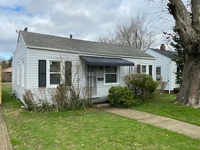 bungalow featuring a front lawn