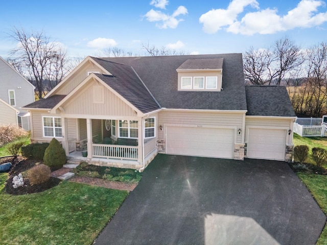 view of front of property featuring a porch and a front yard