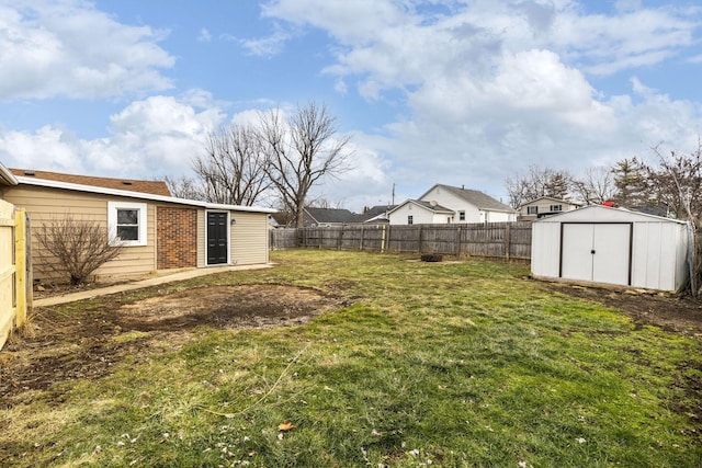 view of yard featuring a storage unit