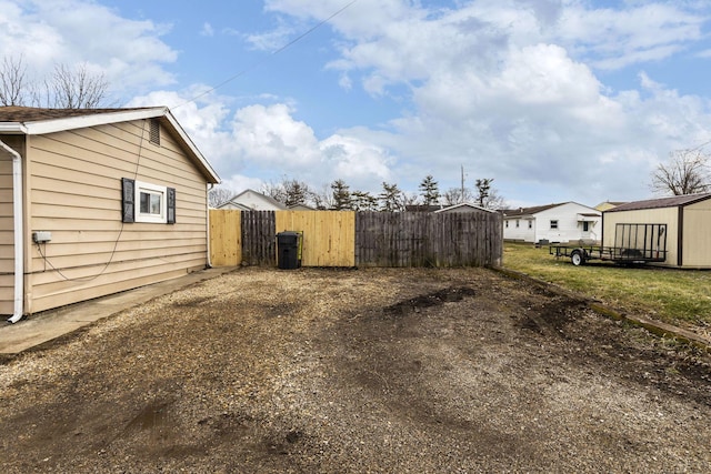 view of yard featuring a shed