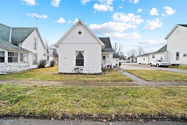 view of front of home featuring a front yard