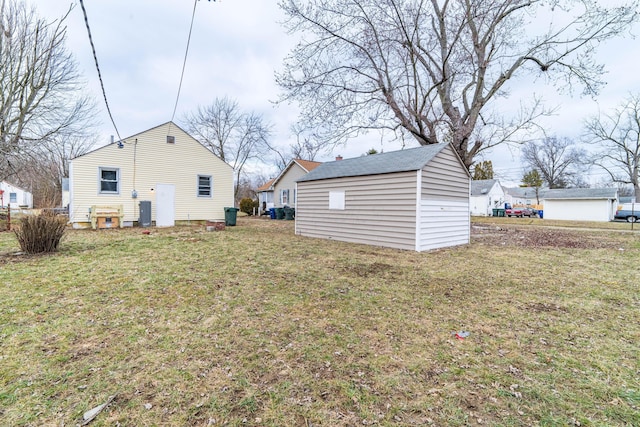 view of yard with an outdoor structure