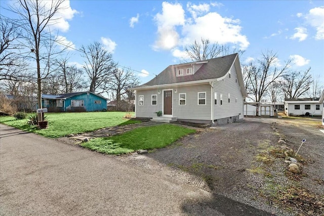 view of front of property featuring a front lawn