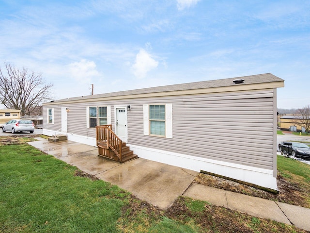 view of front facade featuring a patio area and a front yard