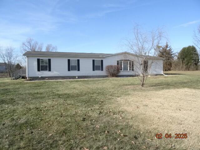 single story home featuring a front lawn