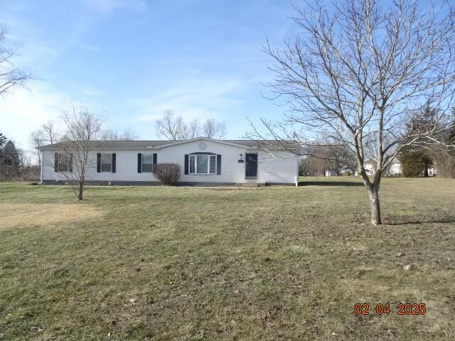 single story home featuring a front yard