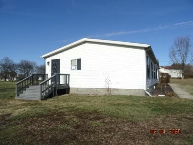 view of side of property featuring a lawn