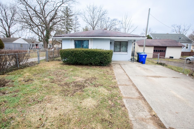 view of front of home featuring a front lawn