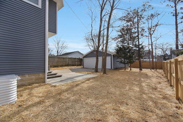 view of yard featuring a garage and an outdoor structure