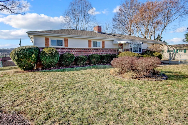 ranch-style home featuring a front lawn