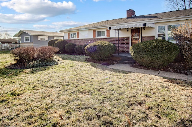 single story home featuring a front yard