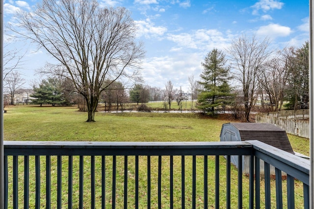 view of yard featuring a storage shed